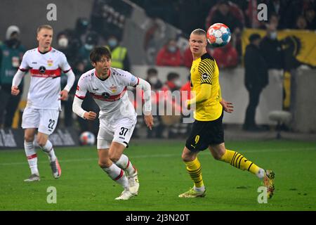 Stoccarda, Germania. 08th Apr 2022. Hiroki ITO (VFB Stuttgart), azione, duelli contro Erling HAALAND (DO). Calcio 1st Bundesliga stagione 2021/2022, 29.matchday, matchday29. VFB Stuttgart-Borussia Dortmund 0-2, on 04/08/2022, Mercedes Benz Arena Stuttgart Credit: dpa/Alamy Live News Foto Stock