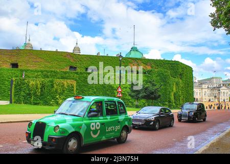 Vista di Horse Guards Rd con il National Police Memorial Park.Picture scattato il 2021 agosto Foto Stock