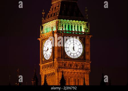 Big ben of the Houses of Parliament Londra Inghilterra Regno Unito di notte che colpisce mezzanotte la vigilia di Capodanno, che è una popolare meta turistica attra Foto Stock