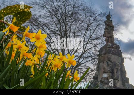 Perthshire, Regno Unito. 08th Apr 2022. 9th aprile 2022. Aberfeldy, Perthshire, Scozia. Il Black Watch Memorial di Aberfeldy, nel Perthshire, commemora il primo musto del reggimento in questo luogo nel 1740 . In un parco pubblico che si affaccia su Wade's Bridge e sul fiume Tay ad Aberfeldy, Perthshire ospita un monumento impressionante ai soldati del Black Watch Regiment (i Royal Highlanders). Il monumento è sotto forma di un alto cairn sormontato da una statua di un soldato che indossa l'originale Black Watch Regimental Uniform. Credit: phil wilkinson/Alamy Live News Foto Stock