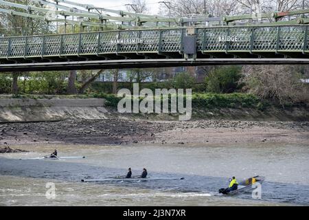 I vogatori passano sotto il chiuso Hammersmith Bridge mentre si allenano sul Tamigi, passando per le proprietà lungo il fiume vicino Barnes, il 6th aprile 2022, a Londra, Inghilterra. I controlli di sicurezza hanno rivelato "errori critici" e Hammersmith e Fulham Council hanno detto che è stato lasciato senza scelta se non chiudere il ponte di 132 anni prima che i costi di ristrutturazione possano essere soddisfatti. Nel marzo 2022, è stata approvata una nuova spesa in conto capitale di £ 3,5million per progredire nella progettazione di concept e nei lavori associati per stabilizzare la struttura di grado II. Foto Stock