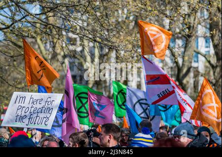 Londra, Regno Unito. 9th Apr 2022. La ribellione dell'estinzione ritorna per la ribellione di aprile a Londra. Essi mirano ad intraprendere azioni dirompenti per fermare l'"emergenza climatica ed ecologica". Credit: Guy Bell/Alamy Live News Foto Stock