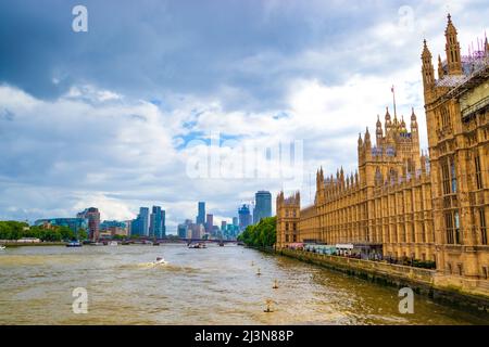 Vista del ponte di Westminster strada per il Palazzo di Westminster-capolavoro neogotico e sede del governo britannico. Londra, Inghilterra Foto Stock