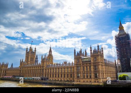 Vista del ponte di Westminster strada per il Palazzo di Westminster-capolavoro neogotico e sede del governo britannico. Londra, Inghilterra Foto Stock