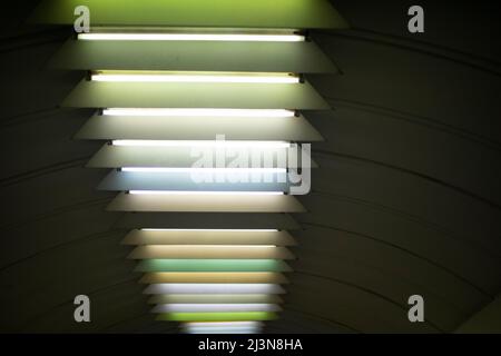 Luce sul soffitto. Lampade fluorescenti. Dettagli interni. Foto Stock