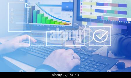 Grafici e dashboard, analisi di database finanziari, grafici di vendite e crescita economica e tecnologia blockchain. Foto Stock