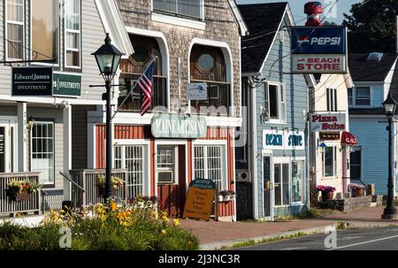 Lincolnville, Maine, USA - 2 Agosto 2017: Negozi di strada principale in Lincolnville Maine una comunità costiera nella zona di costa media del Maine USA. Foto Stock