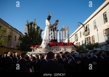 Malaga, Spagna. 09th Apr 2022. Gli uomini della fratellanza cautiva portano la statua di Cristo e della Vergine Maria per le strade verso la loro fraternità durante un trasferimento, prima dell'inizio della settimana Santa spagnola. Dopo due anni senza la settimana Santa a causa della pandemia del coronavirus, migliaia di fedeli attendono di vedere le processioni che portano le statue di Cristo e della Vergine Maria per le strade come parte della settimana Santa tradizionale. In Andalusia, la celebrazione della settimana Santa accoglie migliaia di persone provenienti da tutti i paesi, ed è considerata una delle più importanti anche religiose e culturali Foto Stock