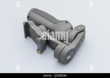 ISTANBUL, TURCHIA - 1 APRILE 2022: DJI Osmo Mobile 3 Gimbal combo su sfondo blu. Foto Stock