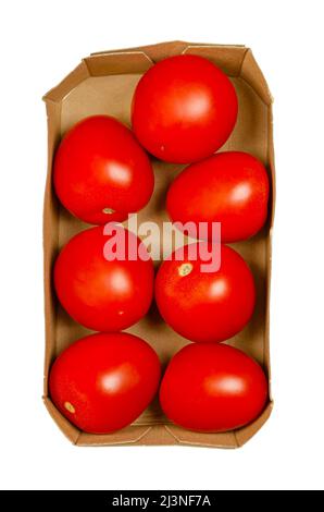 Pomodori plum organici, in un vassoio di cartone pomodori ovali maturi, in un contenitore di carta riciclata marrone. Lavorazione o pasta di pomodoro. Foto Stock