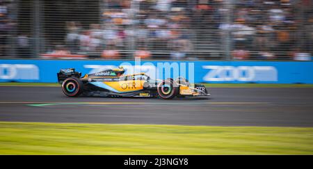 Melbourne, Australia. 9th Apr 2022. Il pilota Mercedes McLaren, Lando Norris, compete durante la gara di qualificazione Formula 1 Australian Grand Prix 2022 a Melbourne, Australia, 9 aprile 2022. Credit: HU Jingchen/Xinhua/Alamy Live News Foto Stock