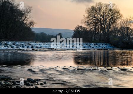 Paesaggio rurale panoramico (acqua che scorre su gradini di tramezzini, pietre a passo che attraversano luogo) - River Wharfe, Burley a Wharfedale, Yorkshire, Inghilterra, Regno Unito. Foto Stock