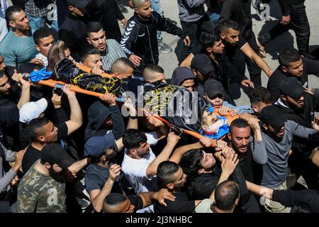 Jenin, Palestina. 09th Apr 2022. 9 aprile 2022, Jenin, Cisgiordania, Palestina: Jenin, Cisgiordania, Palestina. 09 aprile 2022. I palestinesi nel campo profughi di Jenin, nella Cisgiordania settentrionale, trasportano il corpo di Ahmad al-Saadi, 23 anni, che è stato ucciso durante un grande raid israeliano nel campo profughi di Jenin nella Cisgiordania settentrionale. Si ritiene che al-Saadi sia stato affiliato al movimento palestinese della Jihad islamica. Almeno 13 palestinesi hanno subito ferite da proiettile, tra cui una donna di 19 anni, durante i pesanti scontri che si sono verificati durante il raid. il raid segue l'uccisione da parte di Israele Foto Stock