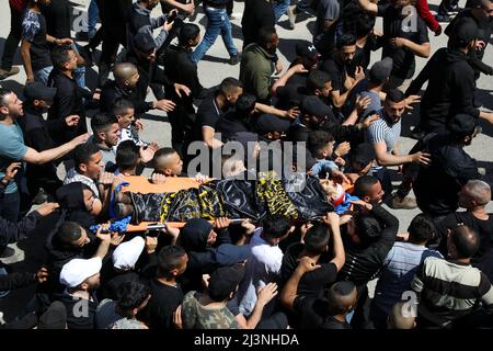 Jenin, Palestina. 09th Apr 2022. 9 aprile 2022, Jenin, Cisgiordania, Palestina: Jenin, Cisgiordania, Palestina. 09 aprile 2022. I palestinesi nel campo profughi di Jenin, nella Cisgiordania settentrionale, trasportano il corpo di Ahmad al-Saadi, 23 anni, che è stato ucciso durante un grande raid israeliano nel campo profughi di Jenin nella Cisgiordania settentrionale. Si ritiene che al-Saadi sia stato affiliato al movimento palestinese della Jihad islamica. Almeno 13 palestinesi hanno subito ferite da proiettile, tra cui una donna di 19 anni, durante i pesanti scontri che si sono verificati durante il raid. il raid segue l'uccisione da parte di Israele Foto Stock