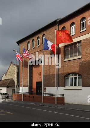 Bandiere nazionali del Regno Unito, degli Stati Uniti d'America, della Francia e dell'Unione Sovietica ondano all'ingresso del Museo della resa (Musée de la Reddition) a Reims, Francia. Il primo strumento tedesco di resa che ha posto fine alla seconda guerra mondiale in Europa è stato firmato in questo edificio alle 02:41 ora dell'Europa centrale (CET) il 7 maggio 1945. Foto Stock