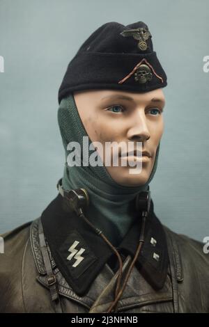 Manichino maschile vestito come un trouprer della Divisione SS Panzer 12th 'Hitlerjugend' servito nel gennaio 1945 a Bastogne, Belgio, in mostra al Museo della resa (Musée de la Reddition) a Reims, Francia. Foto Stock