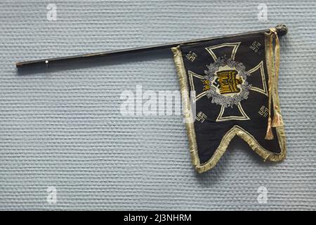 Bandiera di comando di un ufficiale generale tedesco rubato sul suo veicolo parcheggiato di fronte alla stazione ferroviaria di Reims da un ragazzo di 15 anni nel 1941, ora in mostra nel Museo della resa (Musée de la Reddition) a Reims, Francia. Il primo strumento tedesco di resa che ha posto fine alla seconda guerra mondiale in Europa è stato firmato alle 02:41 ora dell'Europa centrale (CET) il 7 maggio 1945 nell'edificio che ora funge da museo. Foto Stock