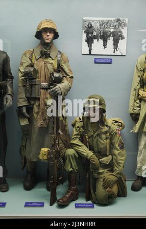 I manichini maschi vestiti come un trouprer della Divisione SS Panzer 9th 'Hohenstaufen' (a sinistra) e un sergente della Divisione Airborne 82nd dell'esercito degli Stati Uniti hanno servito nel dicembre 1944 a Ardenne, Belgio, in esposizione al Museo della resa (Musée de la Reddition) a Reims, Francia. Foto Stock