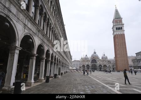 Una vista mostra una sala di lettura pubblica nell'edificio Procuratie vecchie dopo il restauro a Venezia. Foto Stock