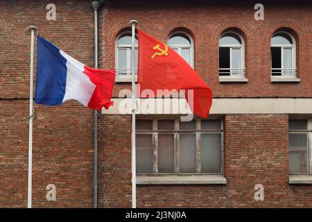 Bandiere nazionali della Francia e dell'Unione Sovietica ondano all'ingresso del Museo della resa (Musée de la Reddition) a Reims, Francia. Il primo strumento tedesco di resa che ha posto fine alla seconda guerra mondiale in Europa è stato firmato in questo edificio alle 02:41 ora dell'Europa centrale (CET) il 7 maggio 1945. Foto Stock