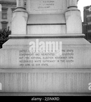 Un lato del monumento eretto per pregiudizi razziali. New Orleans, Louisiana. [Le truppe degli Stati Uniti presero il controllo dello stato e reistarono gli usurpatori, ma le elezioni nazionali del novembre 1876 riconobbero la supremazia bianca nel Sud e ci diede il nostro stato]. Foto Stock