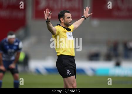 SALFORD, REGNO UNITO. APR 9th Mathieu Raynal, l'arbitro della partita, durante la partita della European Champions Cup tra sale Sharks e Bristol all'AJ Bell Stadium, Eccles sabato 9th aprile 2022. (Credit: Pat Scaasi | MI News) Credit: MI News & Sport /Alamy Live News Foto Stock