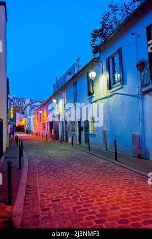 Parigi, Francia, strada acciottolata in pietra nel 12th District at Dusk, Street Light Foto Stock