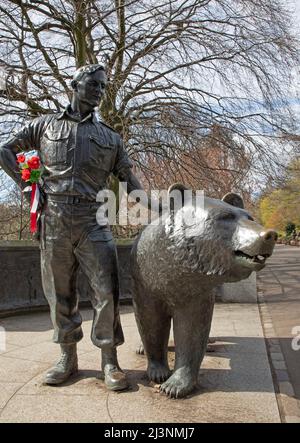 Centro di Edimburgo, Scozia, Regno Unito. 9th aprile 2022. Sole con temperatura di 7 gradi per i turisti che esplorano il centro della città. Nella foto: Wojtek, il Soldier Bear Memorial. Inaugurato il 7 novembre 2015, la statua in bronzo nei Princes Street Gardens di Edimburgo commemora non solo l'orso tanto amato, ma anche i soldati polacchi che hanno coraggiosamente condiviso lo stesso viaggio arduo e alla fine hanno trovato rifugio in Scozia. Credit: Newsandmore/alamy live news. Foto Stock