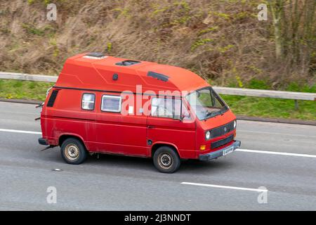 1987 80 rosso VW Volkswagen Transporter Hi-Line camper 2100 cc benzina Kombi; camper, pop top caddy, trasportatore, furgoni camper, kombi, combi, camper van, conversione camper, Vee Dub, Conversioni, microbus, autobus, camper, furgoni VW in movimento Foto Stock