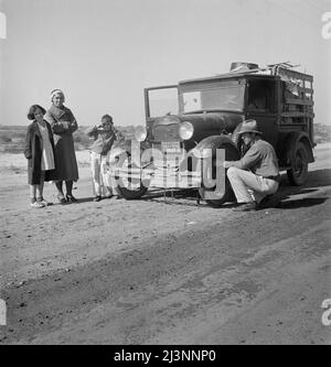 La famiglia di rifugiati della siccità da McAlester, Oklahoma. Arrivato in California ottobre 1936 per unirsi alla raccolta del cotone. Vicino a Tulare, California. Foto Stock