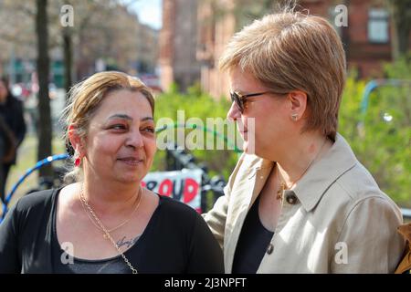 Glasgow, Regno Unito. 09th Apr 2022. NICOLA STURGEON, MSP, primo Ministro della Scozia, (SNP) ha aperto le celebrazioni della Giornata Internazionale dei Rom con il gruppo comunitario "amici di Romano lav", al Govanhill Park, Glasgow. Circa 200 membri della comunità Rom e residenti locali hanno partecipato al parco e sono stati accolti dal primo Ministro, tra cui il bambino JOSEPH COLLINS che ha ricevuto un saluto personale. Credit: Findlay/Alamy Live News Foto Stock