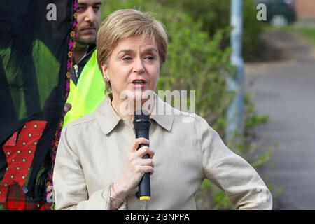 Glasgow, Regno Unito. 09th Apr 2022. NICOLA STURGEON, MSP, primo Ministro della Scozia, (SNP) ha aperto le celebrazioni della Giornata Internazionale dei Rom con il gruppo comunitario "amici di Romano lav", al Govanhill Park, Glasgow. Circa 200 membri della comunità Rom e residenti locali hanno partecipato al parco e sono stati accolti dal primo Ministro, tra cui il bambino JOSEPH COLLINS che ha ricevuto un saluto personale. Credit: Findlay/Alamy Live News Foto Stock