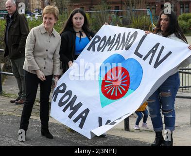 Glasgow, Regno Unito. 09th Apr 2022. NICOLA STURGEON, MSP, primo Ministro della Scozia, (SNP) ha aperto le celebrazioni della Giornata Internazionale dei Rom con il gruppo comunitario "amici di Romano lav", al Govanhill Park, Glasgow. Circa 200 membri della comunità Rom e residenti locali hanno partecipato al parco e sono stati accolti dal primo Ministro, tra cui il bambino JOSEPH COLLINS che ha ricevuto un saluto personale. Credit: Findlay/Alamy Live News Foto Stock