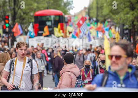 Londra, Regno Unito. 9th aprile 2022. Estinzione Rebellion marciando attraverso il centro di Londra nel loro primo giorno di resistenza di massa. Credit: Jessica Girvan/Alamy Live News Foto Stock