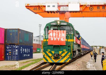 NANTONG, CINA - 9 APRILE 2022 - il primo treno di rifornimento garantito 'Hai 'an - Shanghai', caricato con 38 automobili e 76 teu di riso, farina, olio commestibile, e. Foto Stock