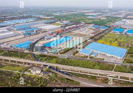 NANTONG, CINA - 9 APRILE 2022 - il primo treno di rifornimento garantito 'Hai 'an - Shanghai', caricato con 38 automobili e 76 teu di riso, farina, olio commestibile, e. Foto Stock