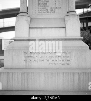 Un lato del monumento eretto per pregiudizi razziali. New Orleans, Louisiana. ["perciò chiediamo al popolo di riunirsi alla statua di Clay, Canal Street, e dichiarare che significa essere liberi"]. Foto Stock