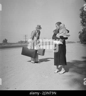 Famiglia giovane, penniless, hitchhiking sulla US Highway 99 in California. Ventiquattro il padre e diciassette la madre provenivano da Winston-Salem, Carolina del Nord. All'inizio del 1935, il loro bambino nacque nella Valle Imperiale, in California, dove lavoravano come lavoratori sul campo. Foto Stock