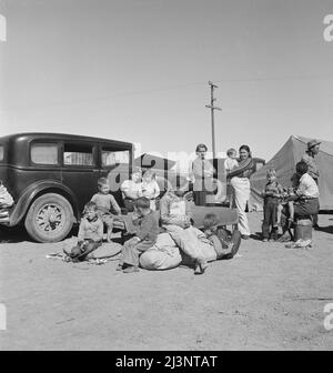 Quattro famiglie, tre delle quali si riferiva a quindici bambini, dal Dust Bowl in Texas in un accampamento notturno a Calipatria, California. Foto Stock