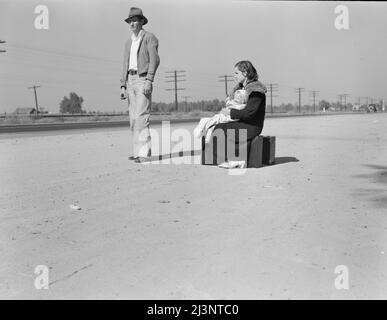 Famiglia giovane, penniless, hitchhiking sulla US Highway 99, California. Ventiquattro il padre e diciassette la madre provenivano da Winston-Salem, Carolina del Nord, all'inizio del 1935. Il loro bambino è nato nella Valle Imperiale, California, dove lavoravano come operai di campo. Foto Stock