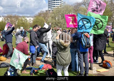 Londra, Regno Unito. 9th Apr 2022. I membri della ribellione di estinzione, palcoscenico il loro "non saremo spettatori", protestano nel centro di Londra. Credit: Matthew Chattle/Alamy Live News Foto Stock