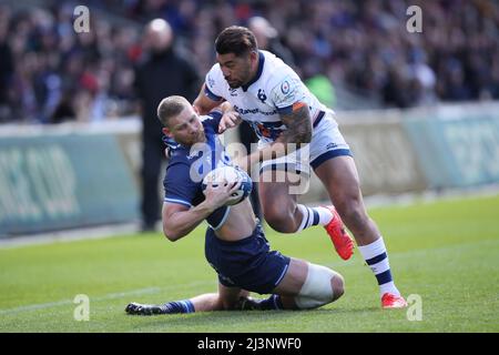SALFORD, REGNO UNITO. APR 9th Rob du Preez di sale Sharks è affrontato da Charles Piutau di Bristol Bears durante la partita di Coppa dei campioni europei tra sale Sharks e Bristol all'AJ Bell Stadium, Eccles sabato 9th aprile 2022. (Credit: Pat Scaasi | MI News) Credit: MI News & Sport /Alamy Live News Foto Stock