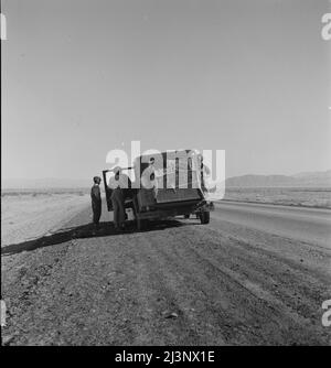 Lo sharecropper dell'Oklahoma che entra in California si è fermato sul deserto con sua moglie e quattro figli. Foto Stock