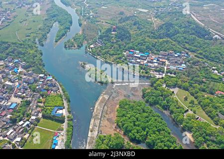 Xing'an. 9th Apr 2022. Foto aerea scattata il 9 aprile 2022 mostra il canale Lingqu nella contea di Xing'an, regione autonoma di Guangxi Zhuang della Cina meridionale. Lingqu, uno dei canali artificiali più antichi e meglio conservati del mondo, è stato iscritto sulle strutture di irrigazione del Patrimonio Mondiale nel 2018. Credit: Yuyuyuyuyuyuyuyuyuyuyuyuyuyuyuy Foto Stock