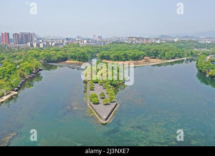 Xing'an. 9th Apr 2022. Foto aerea scattata il 9 aprile 2022 mostra il canale Lingqu nella contea di Xing'an, regione autonoma di Guangxi Zhuang della Cina meridionale. Lingqu, uno dei canali artificiali più antichi e meglio conservati del mondo, è stato iscritto sulle strutture di irrigazione del Patrimonio Mondiale nel 2018. Credit: Yuyuyuyuyuyuyuyuyuyuyuyuyuyuyuy Foto Stock