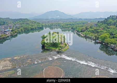 Xing'an. 9th Apr 2022. Foto aerea scattata il 9 aprile 2022 mostra il canale Lingqu nella contea di Xing'an, regione autonoma di Guangxi Zhuang della Cina meridionale. Lingqu, uno dei canali artificiali più antichi e meglio conservati del mondo, è stato iscritto sulle strutture di irrigazione del Patrimonio Mondiale nel 2018. Credit: Yuyuyuyuyuyuyuyuyuyuyuyuyuyuyuy Foto Stock