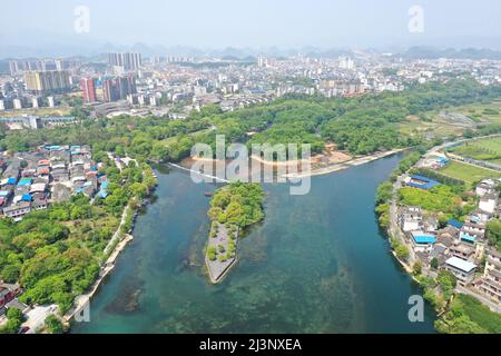 Xing'an. 9th Apr 2022. Foto aerea scattata il 9 aprile 2022 mostra il canale Lingqu nella contea di Xing'an, regione autonoma di Guangxi Zhuang della Cina meridionale. Lingqu, uno dei canali artificiali più antichi e meglio conservati del mondo, è stato iscritto sulle strutture di irrigazione del Patrimonio Mondiale nel 2018. Credit: Yuyuyuyuyuyuyuyuyuyuyuyuyuyuyuy Foto Stock