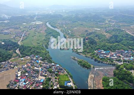 Xing'an. 9th Apr 2022. Foto aerea scattata il 9 aprile 2022 mostra il canale Lingqu nella contea di Xing'an, regione autonoma di Guangxi Zhuang della Cina meridionale. Lingqu, uno dei canali artificiali più antichi e meglio conservati del mondo, è stato iscritto sulle strutture di irrigazione del Patrimonio Mondiale nel 2018. Credit: Yuyuyuyuyuyuyuyuyuyuyuyuyuyuyuy Foto Stock