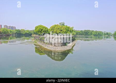 Xing'an. 9th Apr 2022. Foto aerea scattata il 9 aprile 2022 mostra il canale Lingqu nella contea di Xing'an, regione autonoma di Guangxi Zhuang della Cina meridionale. Lingqu, uno dei canali artificiali più antichi e meglio conservati del mondo, è stato iscritto sulle strutture di irrigazione del Patrimonio Mondiale nel 2018. Credit: Yuyuyuyuyuyuyuyuyuyuyuyuyuyuyuy Foto Stock