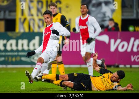 KERKRADE, PAESI BASSI - APRILE 8: Anass Salaah Eddine di Ajax U23 battaglie per la palla con Stefano Marzo di Roda JC Kerkrade durante l'olandese Keukenkampioendivisie match tra Roda JC Kerkrade e Ajax U23 al Parkstad Limburg Stadion il 8 aprile 2022 a Kerkrade, Olanda (Foto di Joris Verwijst/Orange Pictures) Foto Stock